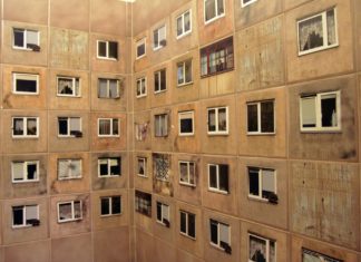 Designers Were Hired to Redecorate Bathroom Without Changing the Tiles