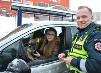 Lithuanian Police Officers Gave Flowers On International Women’s Day
