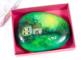 This Artist Paints Amazing Miniatures on Stones