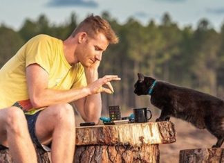 Man Sold His Belongings and is Exploring Australia With His Cat