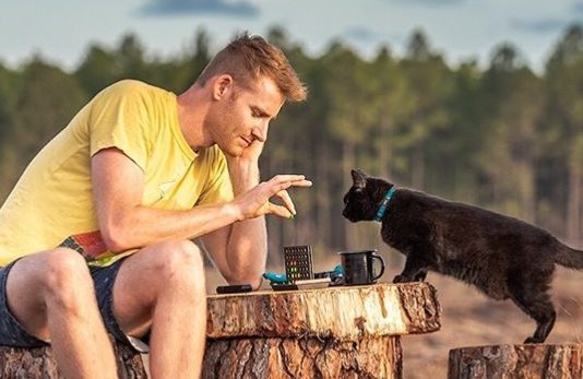 Man Sold His Belongings and is Exploring Australia With His Cat