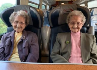 95-Year-Old Identical Twins Become Instagram Sensation