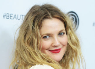 Drew Barrymore Demonstrates How She Eats Pizza and the Internet Doesn’t Like It Drew Barrymore at the Los Angeles Beautycon Festival in 2018
